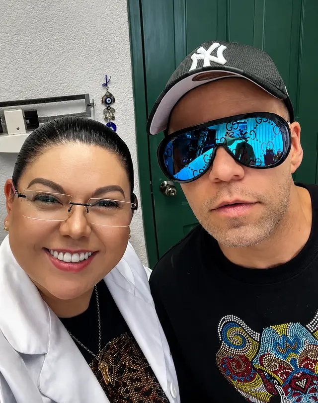 Emir Pavón con la Dra. Leslie